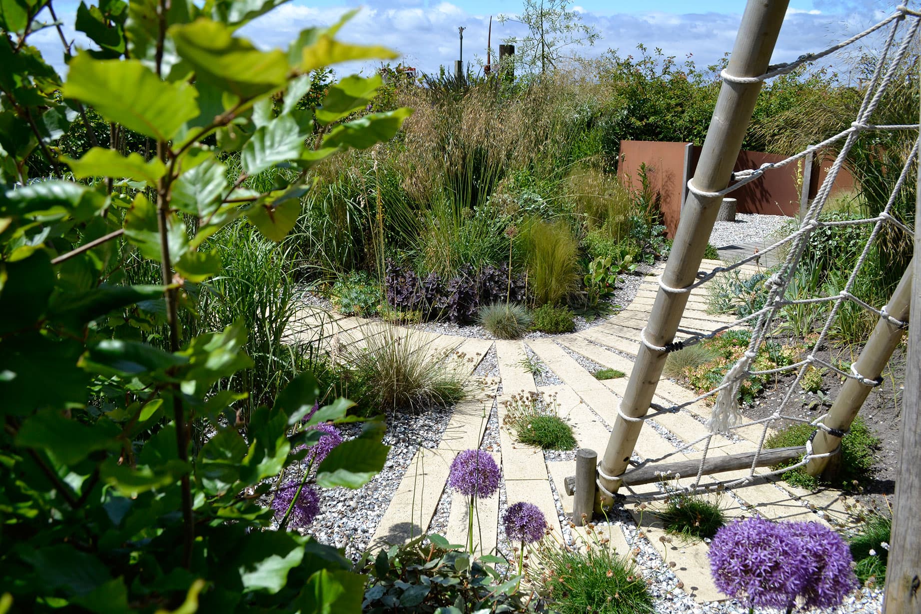 Duintuin met beplanting die tegen zand, wind en zon kan