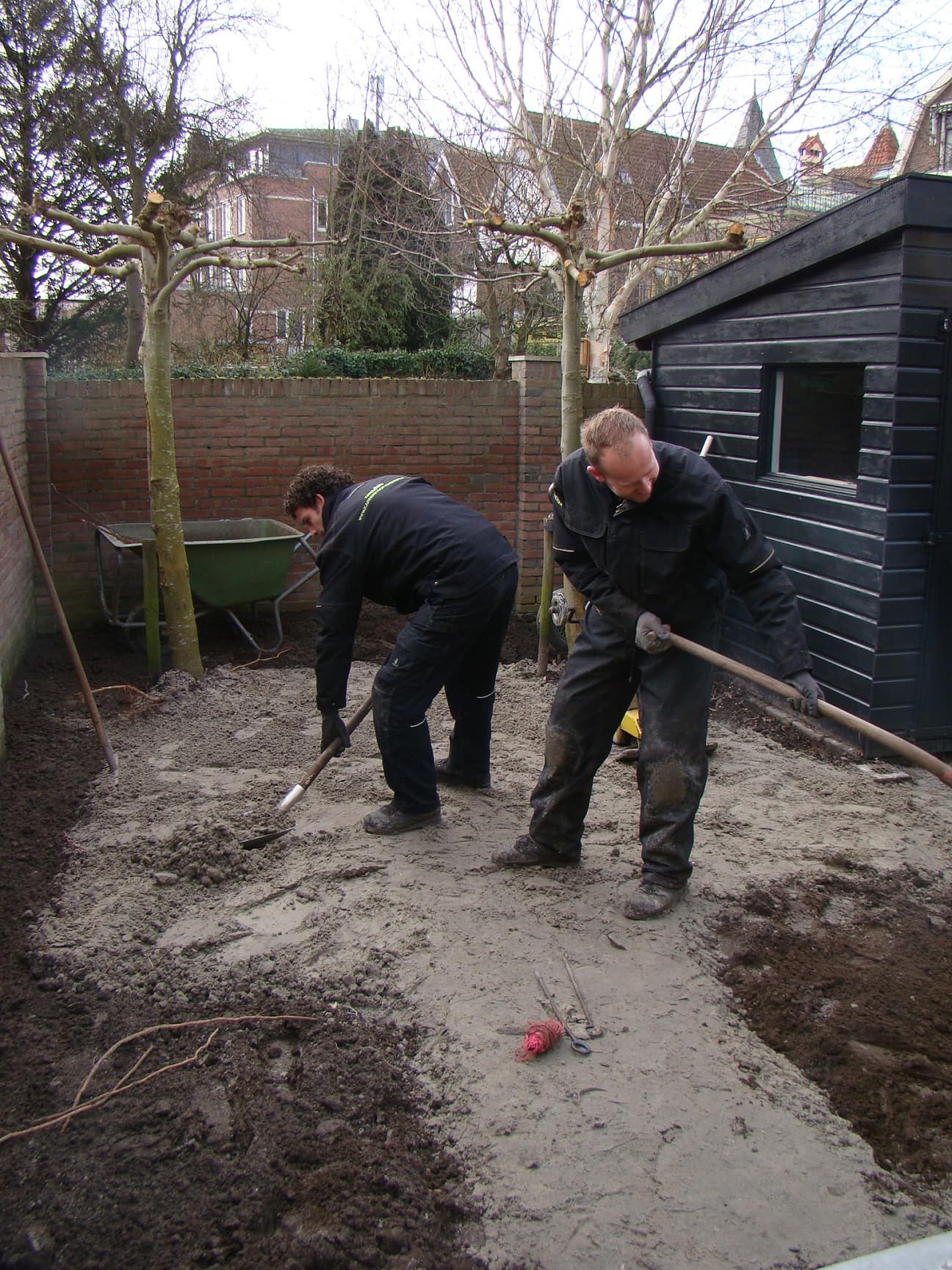Twee hoveniers van Kars & Stoop aan het werk in een tuin in aanleg