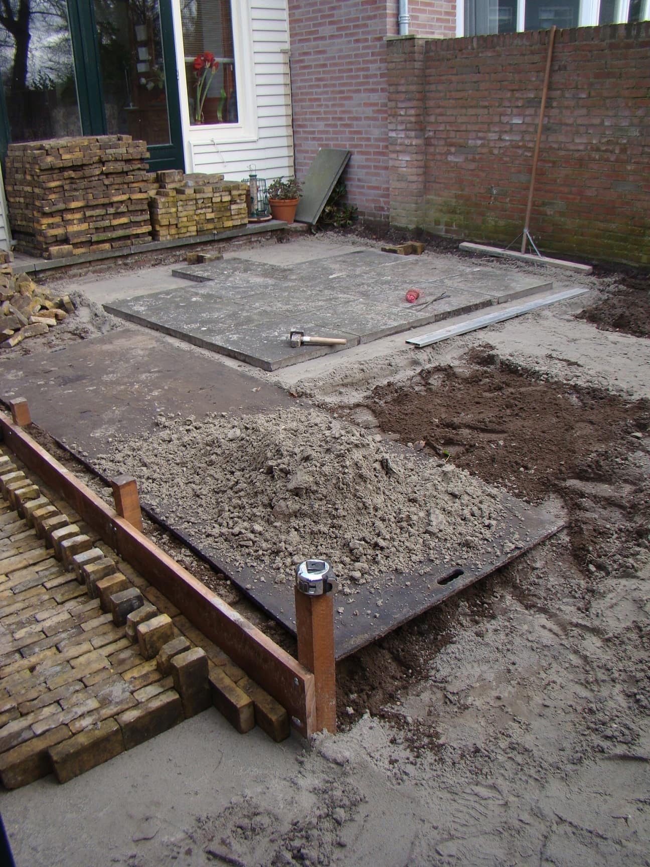 Fundering en zandbed voordat de bestrating wordt gelegd