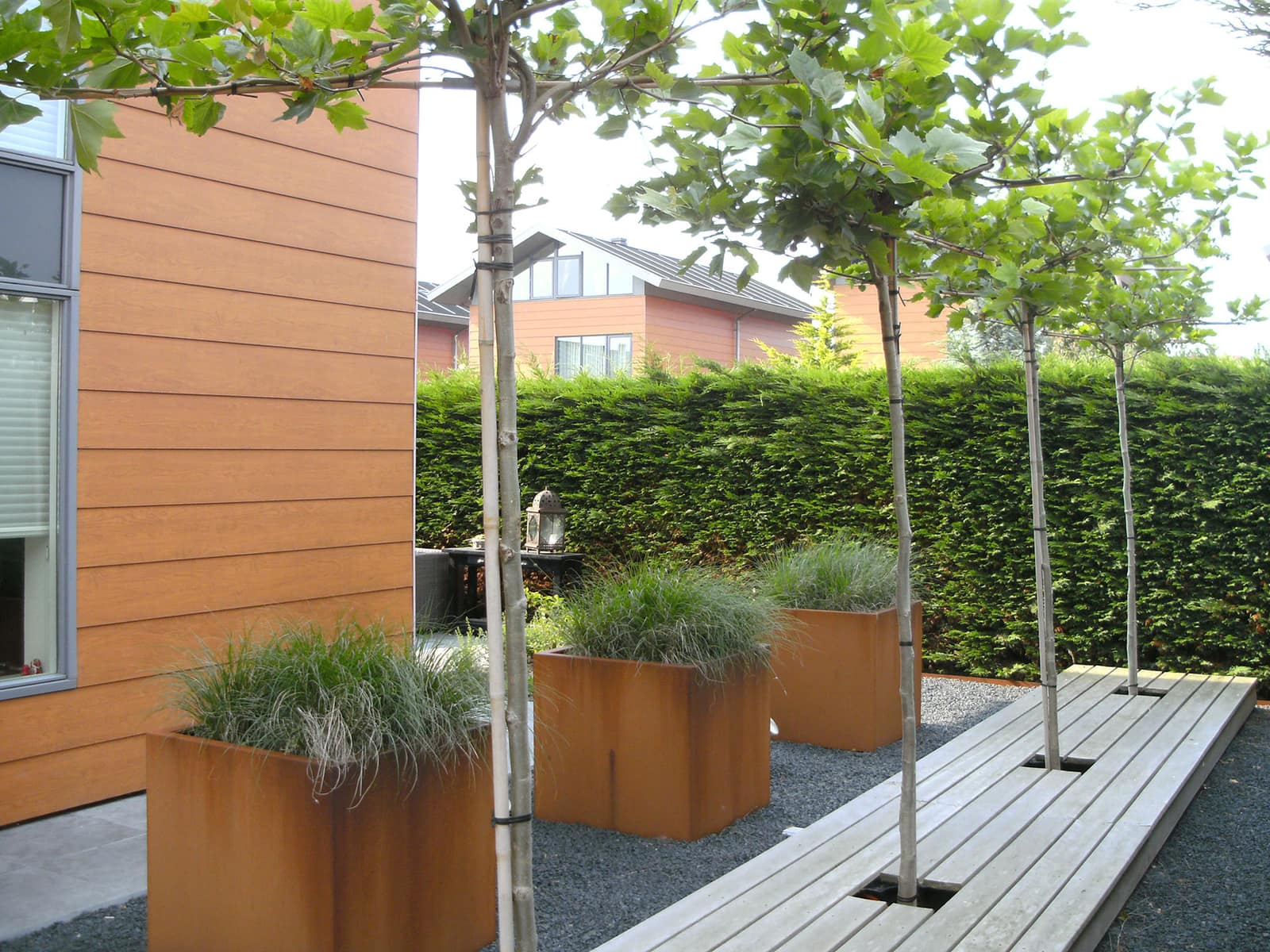 Kustgerichte beplanting met grassen langs een vlonder